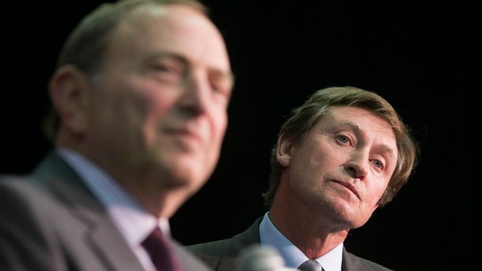 Komisár NHL Gary Bettman a Wayne Gretzky.