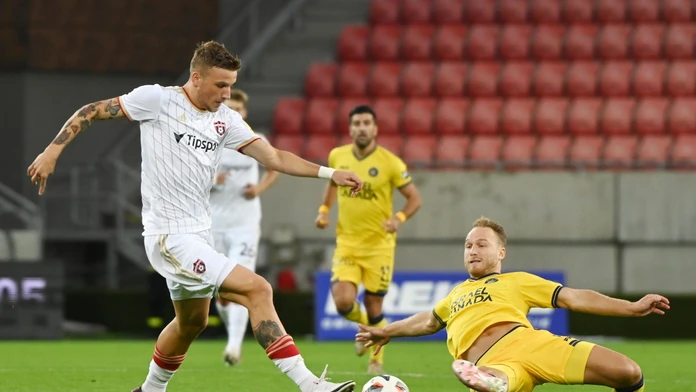 Trnavčan Milan Ristovski (vľavo) a Dan Glaze z Maccabi bojujú o loptu v 3. predkole Európskej konferenčnej ligy.