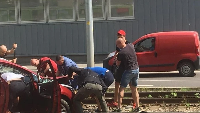 Nehoda auta s električkou na Račianskej ulici v Bratislave.