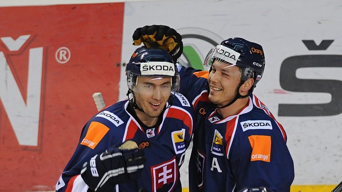 Miroslav Šatan (vľavo) a Ladislav Nagy z mužstva Slovenska sa tešia z druhého gólu počas 4. zápasu Euro Hockey Challenge medzi  
