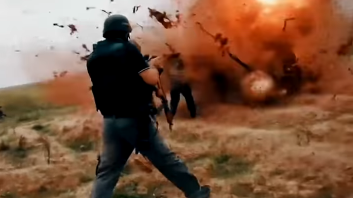 Výbuch ho rozmetal.