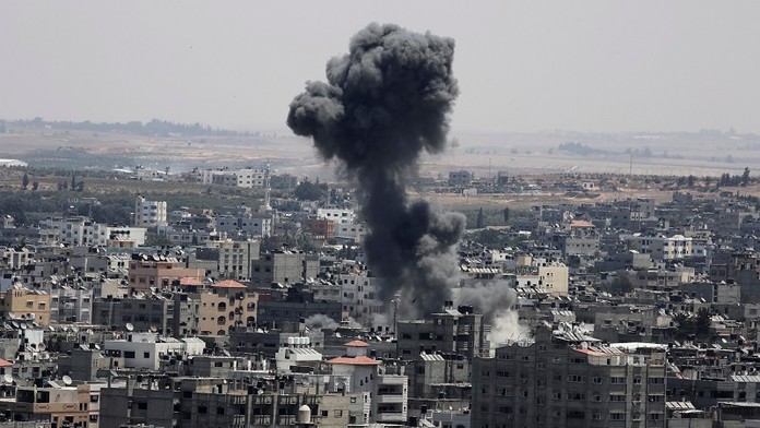 Dym stúpa po výbuchu izraelskej strely v meste Gaza v severnom pásme Gazy.jpg