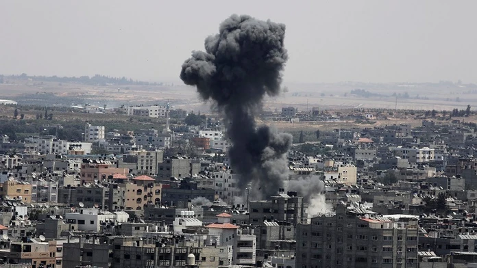Dym stúpa po výbuchu izraelskej strely v meste Gaza v severnom pásme Gazy.jpg