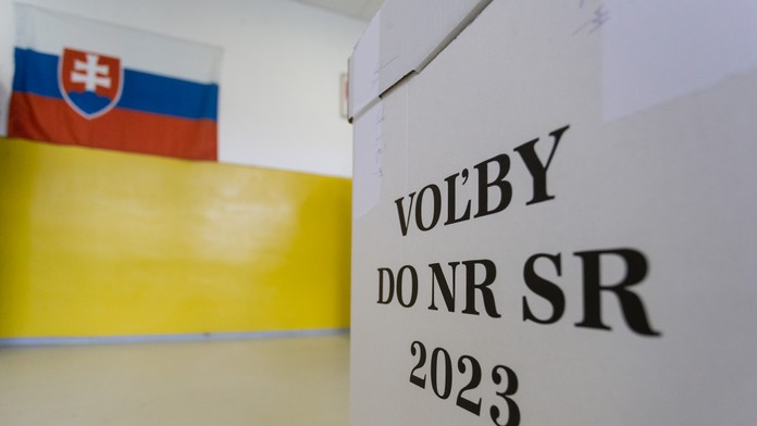 Na snímke zástava Slovenskej republiky s volebnou schránkou v priestoroch základnej školy v pohraničnej obci Čierne.
