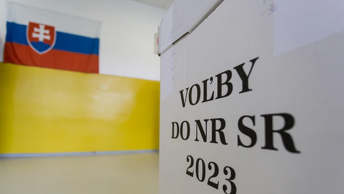 Na snímke zástava Slovenskej republiky s volebnou schránkou v priestoroch základnej školy v pohraničnej obci Čierne.