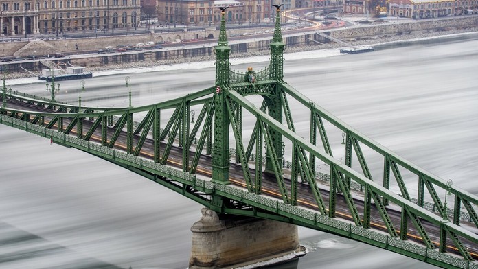 Na Dunaji v Budapešti sa hromadia ľadové kryhy.