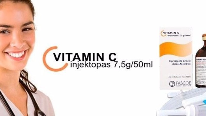 Petra Vlhová, víťazka slalomu v Courcheveli Mikaela Shiffrinová a bronzová Frida Hansdotterová.