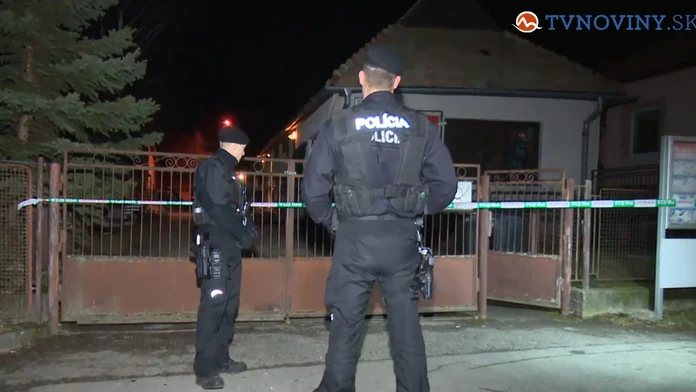 Brutálny prepad vo Veľkom Krtíši. Maskovaní muži spôsobili rodine s deťmi peklo