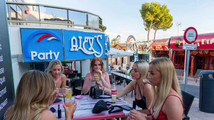 Na ilustračnej snímke turistky sedia v bare v letovisku Magaluf na Malorke.