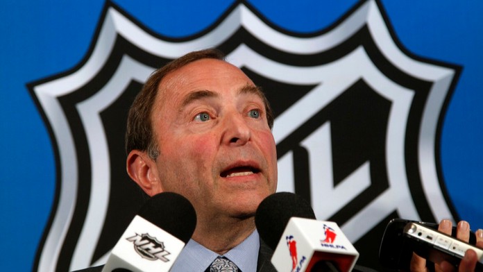 Komisár NHL Gary Bettman počas brífingu po stretnutí s predstaviteľmi Asociácie hráčov NHL.