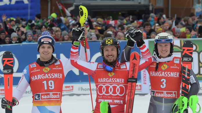Marcel Hirscher (uprostred) sa raduje z víťazstva v slalome Svetového pohára v Saalbach-Hinterglemme.
