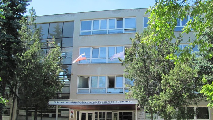 Škola pre mimoriadne nadané deti a Gymnázium v Bratislave.