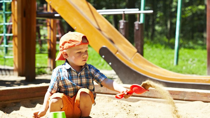 Dieťa v pieskovisku - ilustračná snímka.
