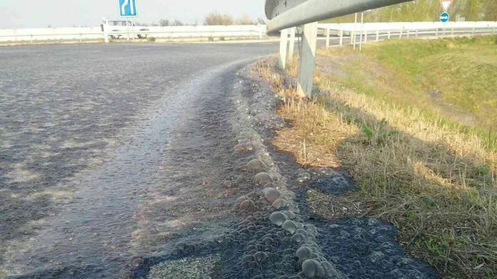 Tisíc litrový barel s 50-percentnou kyselinou dusičnou sa rozlial na vozovku D1 pri Trakoviciach a časť pôdy.