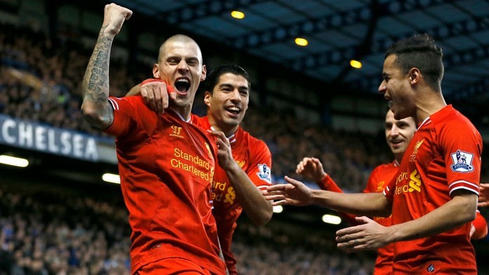 Slovenský hráč Liverpoolu Martin Škrtel (vpredu vľavo) oslavuje so spoluhráčmi gól do bránky Chelsea.