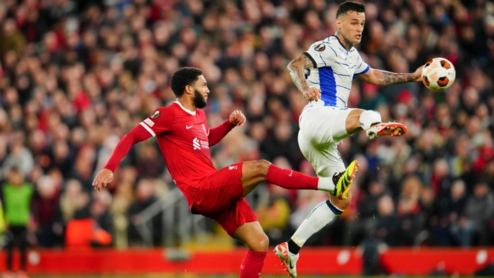 Futbalista Liverpoolu Joe Gomez (vľavo) a hráč Atalanty Gianluca Scamacca bojujú o loptu.