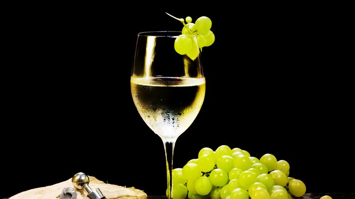 Biele víno a hrozno - ilustračná snímka.