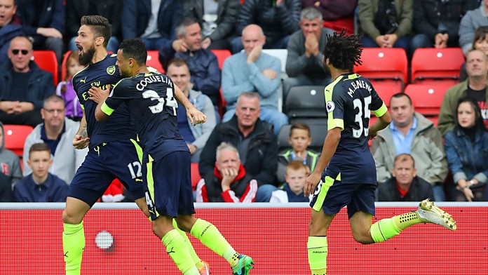 Olivier Giroud (vľavo) z Arsenalu Londýn sa raduje z gólu.