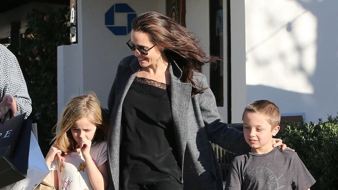 Anjelina Jolie s dvojčatami. 