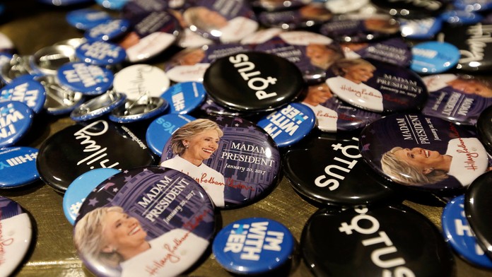 Odznaky propagujúce prezidentskú kandidátku Hillary Clintonovú.