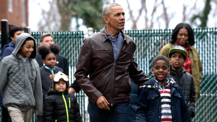Barack Obama, v pozadí manželka Michelle.