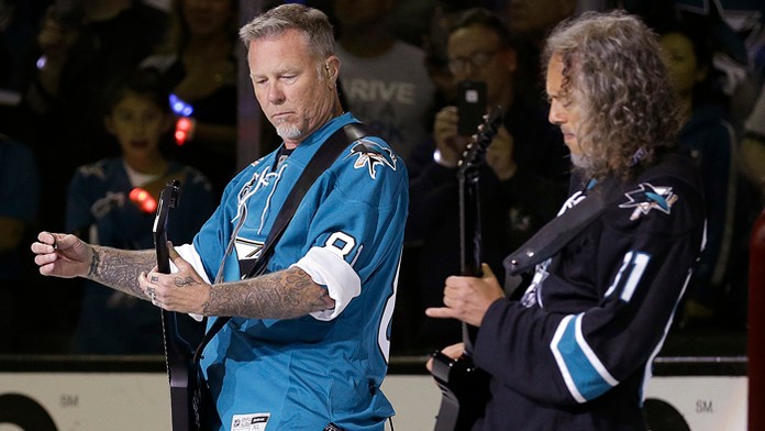 James Hetfield (vľavo) a Kirk Hammett zahrali americkú hymnu pred finále Stanley cupu.