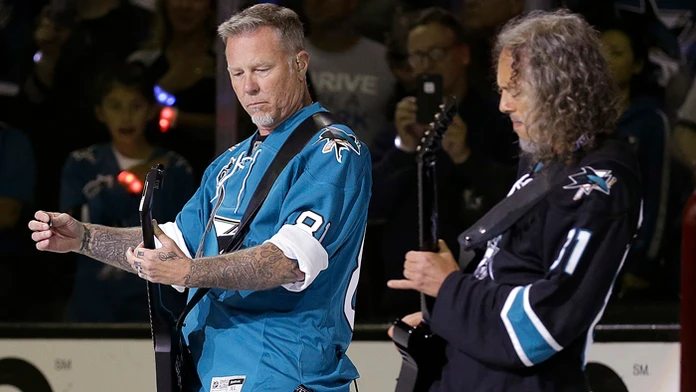 James Hetfield (vľavo) a Kirk Hammett zahrali americkú hymnu pred finále Stanley cupu.