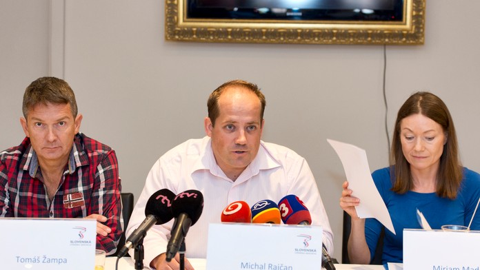 Na snímke sprava členka predsedníctva ÚAD Miriam Madrová, predseda ÚAD Michal Rajčan a otec slovenského zjazdára Adama Žampu Tom