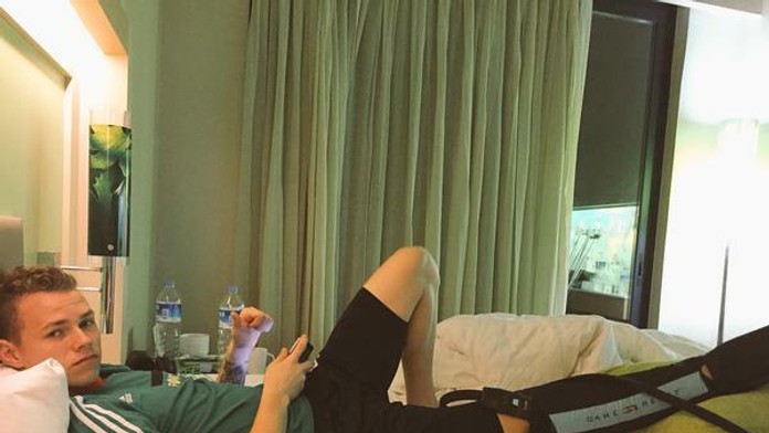 Futbalista Ondrej Duda po zranení na izbe.