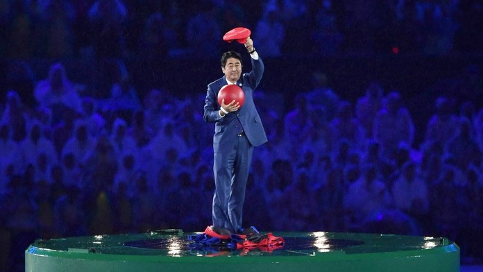 Japonský premiér Šinzo Abe  prevzal symbolickú štafetu počas záverečného ceremoniálu LOH v Riu.