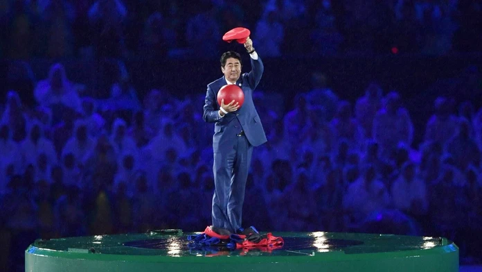 Japonský premiér Šinzo Abe  prevzal symbolickú štafetu počas záverečného ceremoniálu LOH v Riu.
