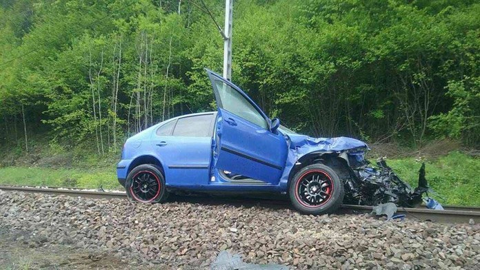 Auto pred Ľubochňou v smere od Ružomberka sa zrazilo s vlakom.
