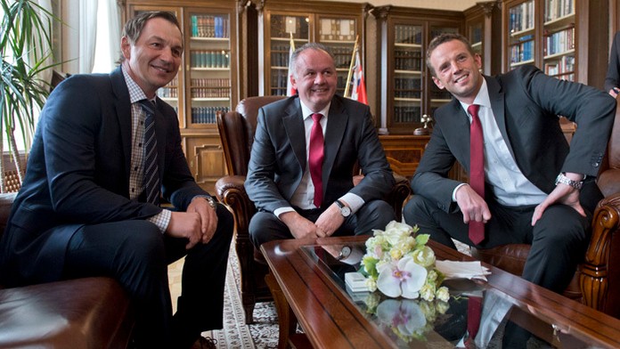 Bývalí reprezentanti Peter Bondra a Richard Lintner s prezdientom Andrejom Kiskom.