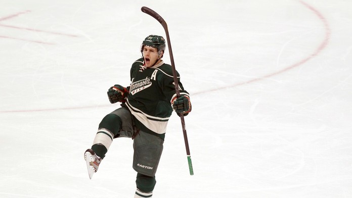 Zach Parise sa raduje z gólu.