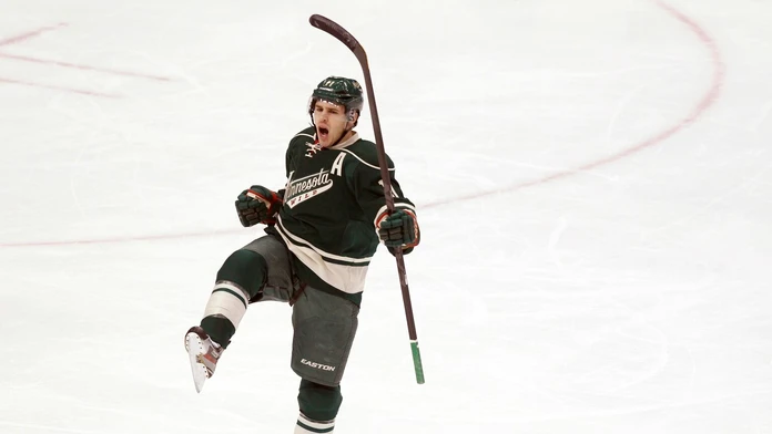 Zach Parise sa raduje z gólu.