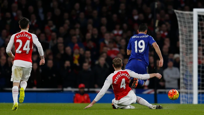 Per Mertesacker zatiahol ručnú brzdu a zastavil Diega Costu.