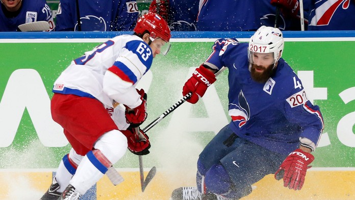 Ruský hráč Jevgenij Dadonov (vľavo) v súboji s Francúzom Antoninom Manavianom v hokejovom zápase štvrťfinále Rusko - Francúzsko.