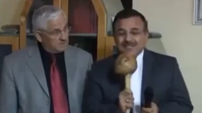 Reportér si pomýlil mikrofón s paličkou