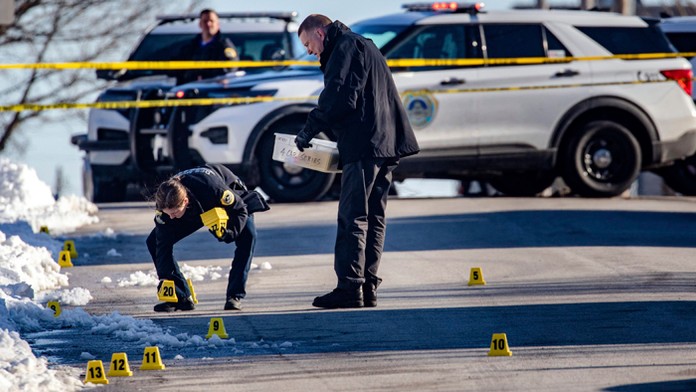 Pred strednou školou v Iowe postrelili troch tínedžerov, jeden zomrel.