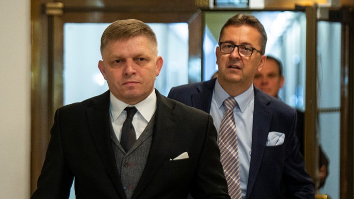 Poslanci Smer-SD Robert Fico a Martin Glváč.