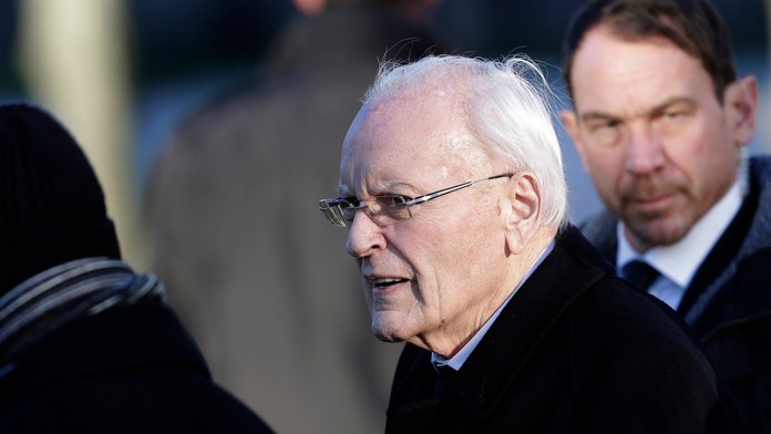 Bývalý nemecký prezident Roman Herzog prichádza na štátny pohreb bývalého nemeckého spolkového kancelára Helmuta Schmidta.