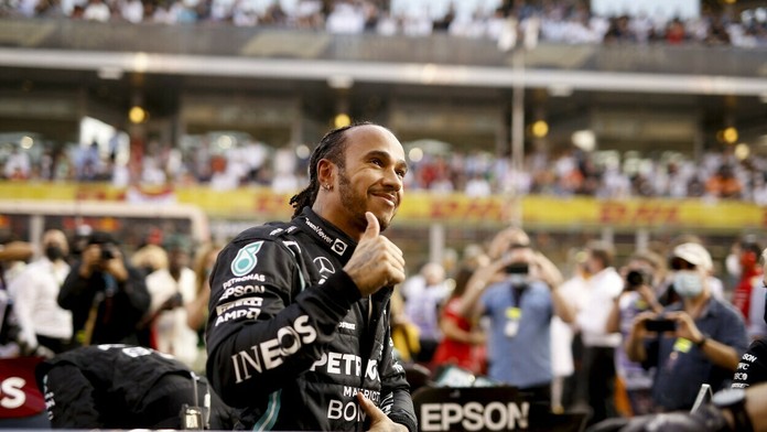 Lewis Hamilton reaguje po VC Abú Zabí.
