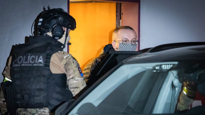 Vladimíra Pčolinského odvážajú zo súdu do väzby.