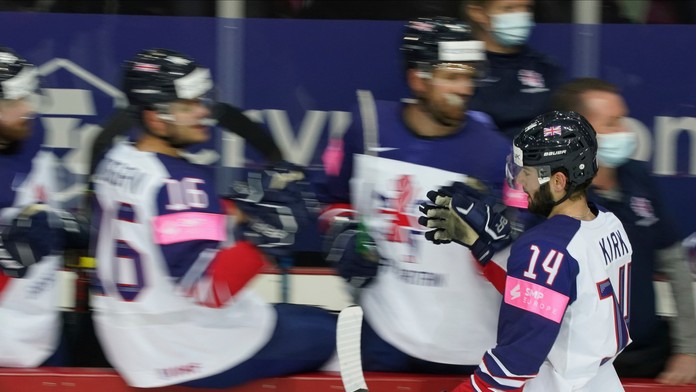 Britský hráč Liam Kirk oslavuje gól so spoluhráčmi