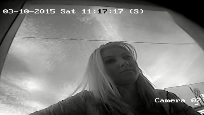 Polícia hľadá blondínku z videu.