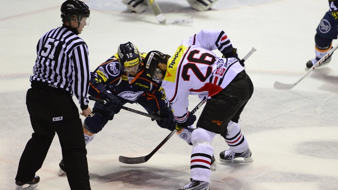 Na vhadzovaní útočník HC´05 Banská Bystrica Michal Handzuš (26) a Jakub Suja (HC Košice)