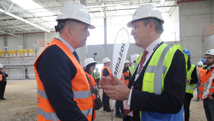 Minister financií Peter Kažimír a viceprezident Amazon EU Customer Fulfillment Roy Perticucci.