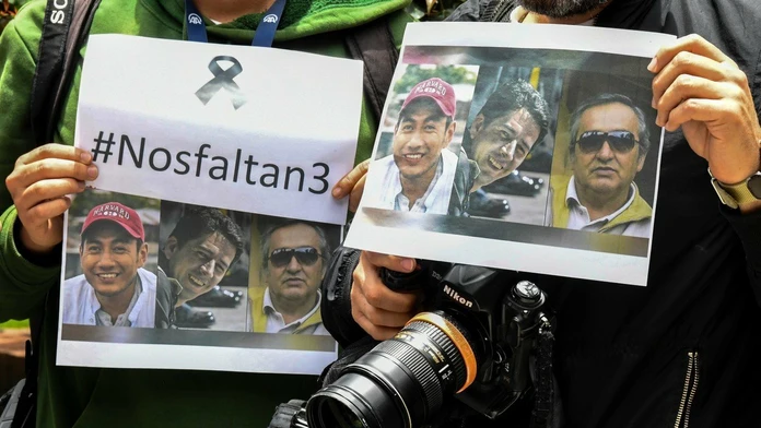 Ekvádorskí žurnalisti reportér Javier Ortega, fotograf Paul Rivas a ich vodič Efraim Segarra 