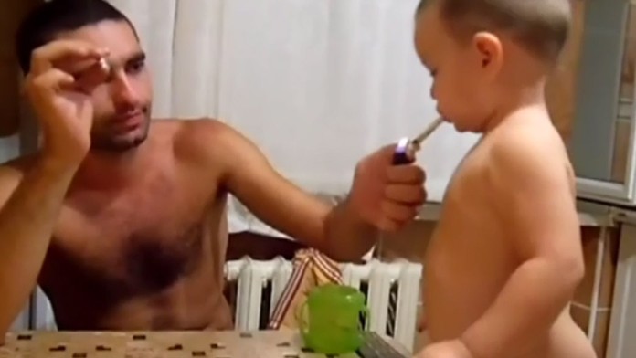 Chlapček fajčí spolu s otcom