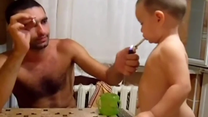 Chlapček fajčí spolu s otcom